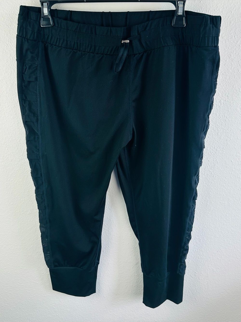 Fabletics Black Mesh Detail Crop Joggers Size XL